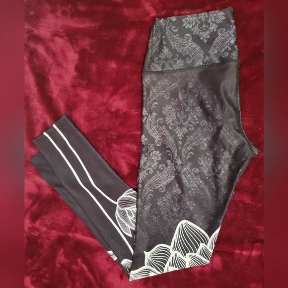 Lotus Legging - Picture 8 of 8